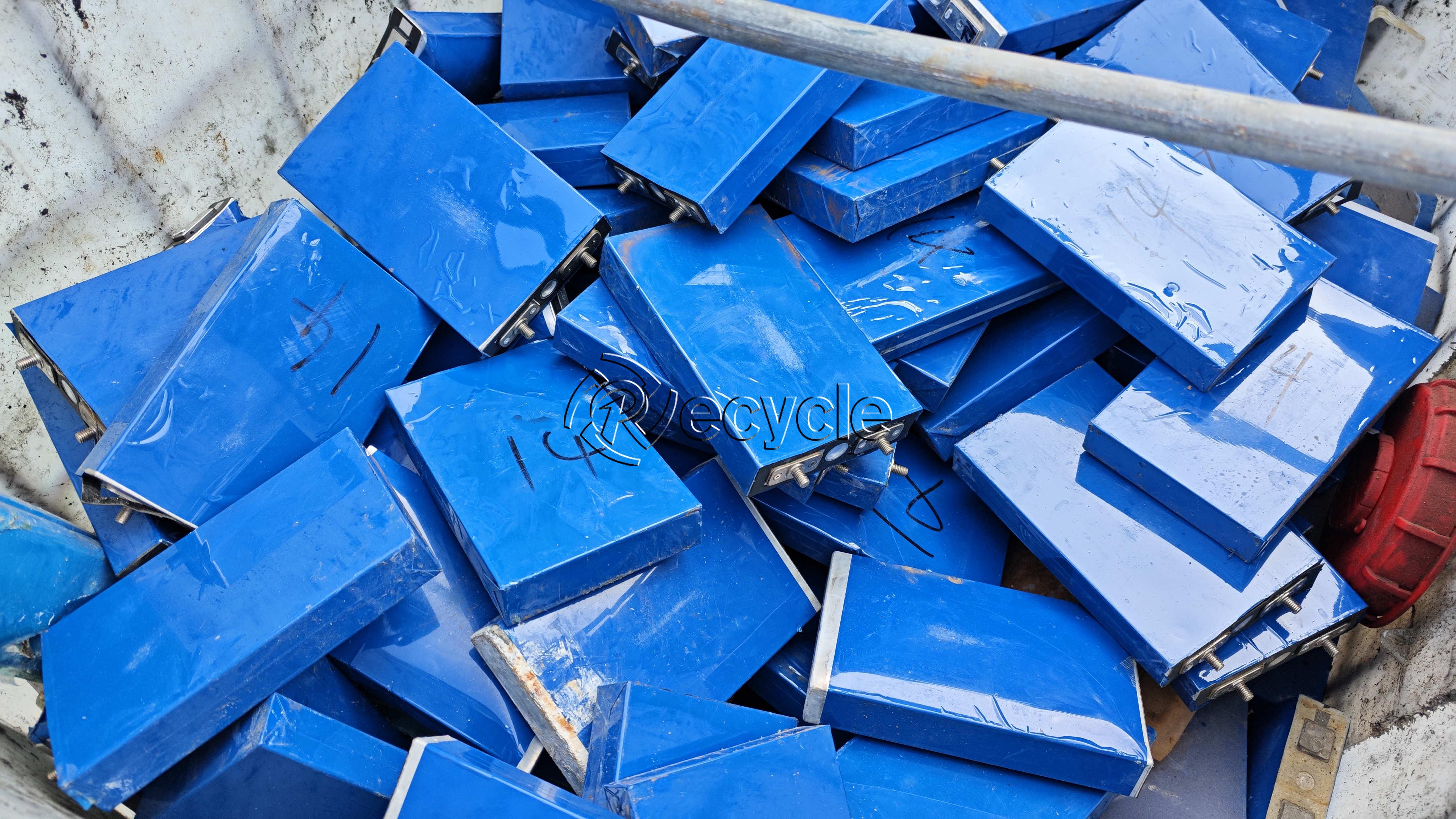 如何使用廢舊鋰電池熱解處理設備回收鋰電？